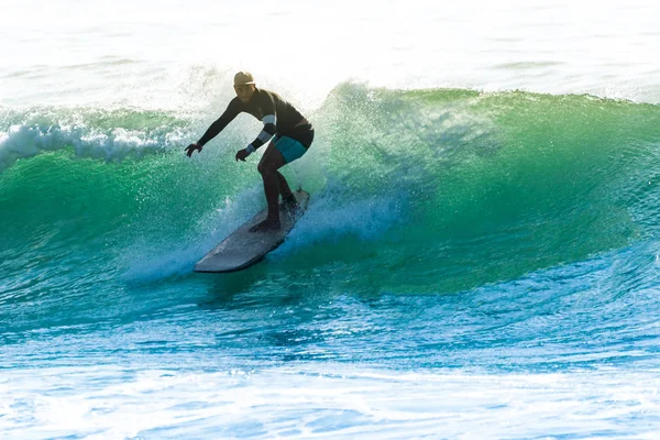 Surfen op de golven — Stockfoto