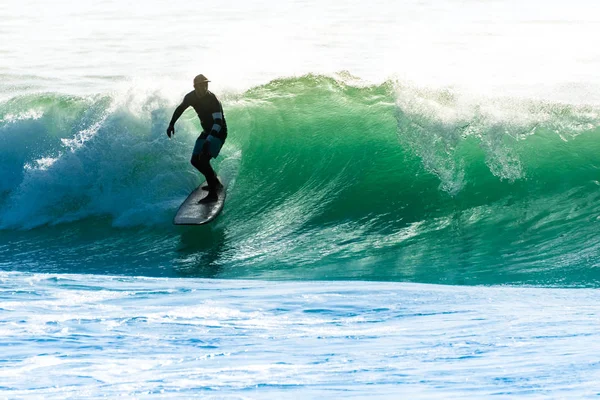 Surfando as ondas — Fotografia de Stock