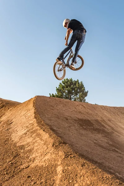 Bmx 自転車スタント ・ ルック ・ バック — ストック写真