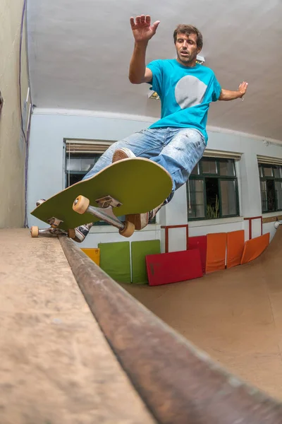 Skateboarder realizando uma moagem pivô — Fotografia de Stock