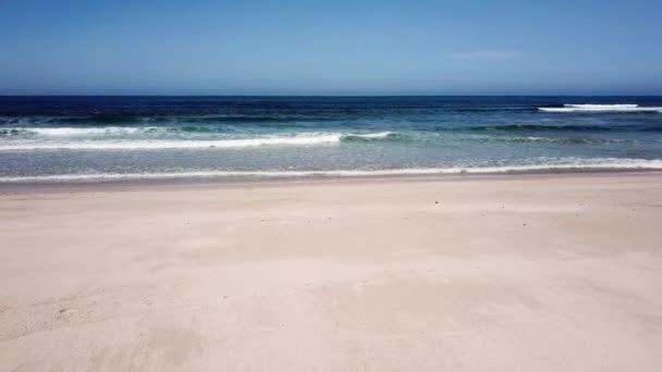 Océano olas estrellándose en la playa — Vídeos de Stock