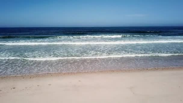 Océano olas estrellándose en la playa — Vídeos de Stock