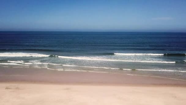 Onde oceaniche che si infrangono sulla spiaggia — Video Stock