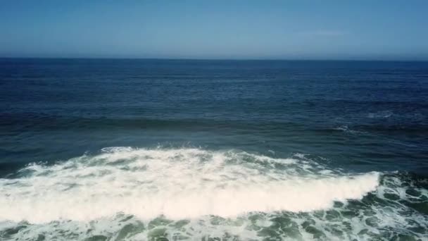 Les vagues de l'océan s'écrasent sur la plage — Video