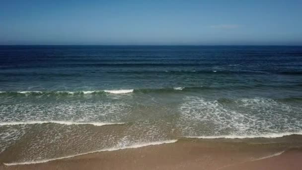 Ondas oceânicas batendo na praia — Vídeo de Stock