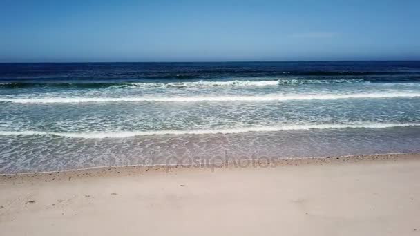 Морские волны разбиваются на пляже — стоковое видео