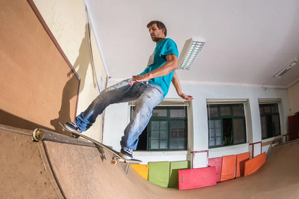 Skateboarder executando um truque — Fotografia de Stock