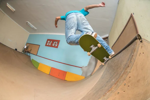 Skateboarder performing a trick — Stock Photo, Image