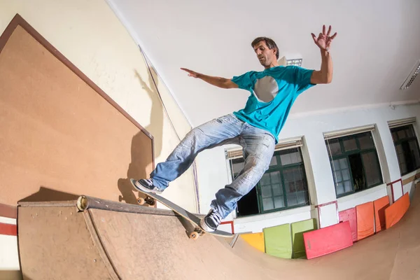 Skateboarder realizando un truco — Foto de Stock