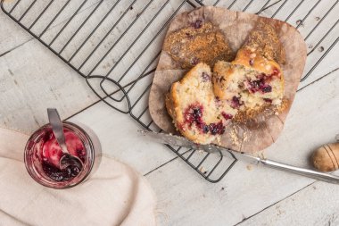 Kırmızı meyve reçeli dolgulu kek.