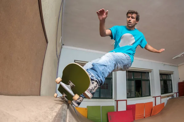 Skateboarder executando um truque — Fotografia de Stock