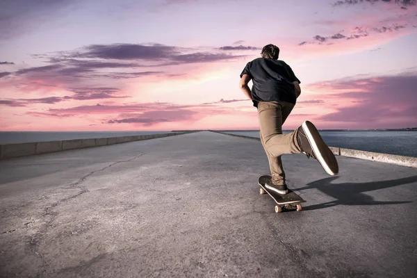 Skateboarder duwen op een betonnen stoep — Stockfoto