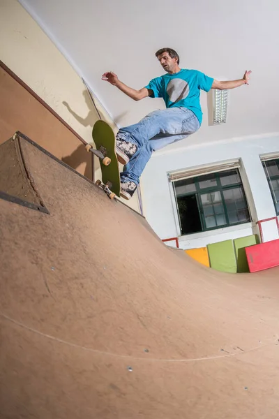 Skateboarder executando um truque — Fotografia de Stock