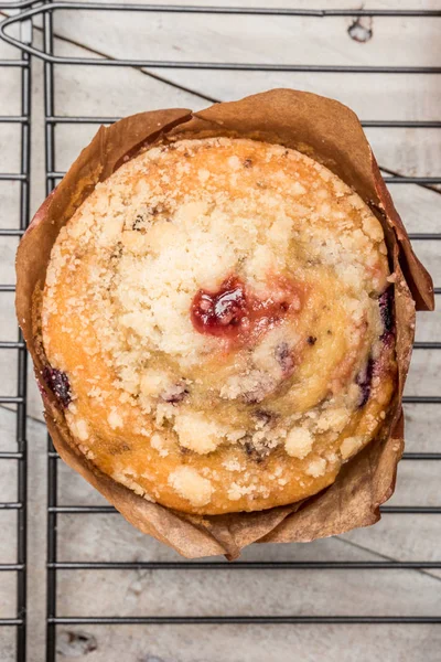 Kırmızı meyve reçeli dolgulu kek.