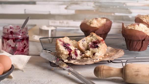 Muffins mit Marmelade aus roten Früchten. — Stockvideo