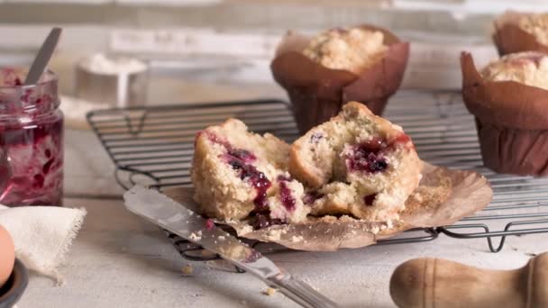 Muffins met rode vruchten jam vulling. — Stockvideo