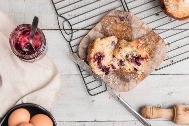 Kırmızı meyve reçeli dolgulu kek.