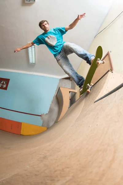 Skateboarder performing a trick — Stock Photo, Image