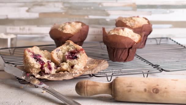 Muffins med röda frukter sylt fyllning — Stockvideo