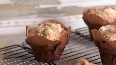 Kırmızı meyve reçeli dolgulu kek