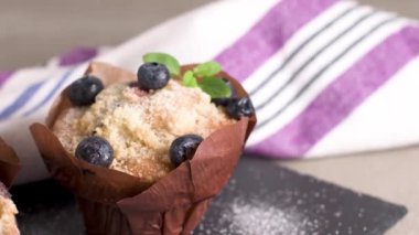 Kırmızı meyve reçeli dolgulu kek