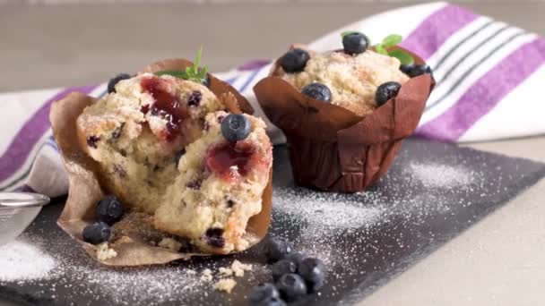 Muffins mit Marmelade aus roten Früchten — Stockvideo