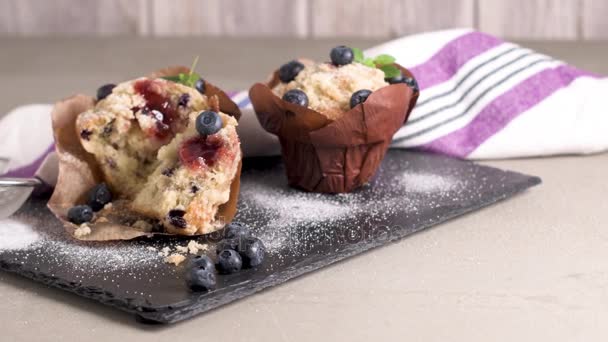 Muffins με γέμισμα μαρμελάδα κόκκινων φρούτων — Αρχείο Βίντεο