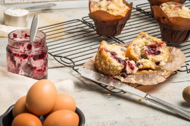 Kırmızı meyve reçeli dolgulu kek.