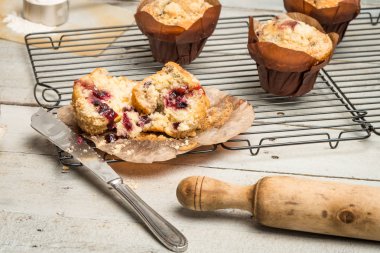 Kırmızı meyve reçeli dolgulu kek.