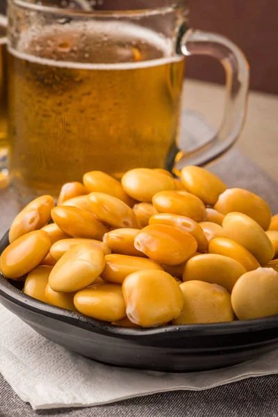 Lezzetli lupinler ve bir bardak bira.