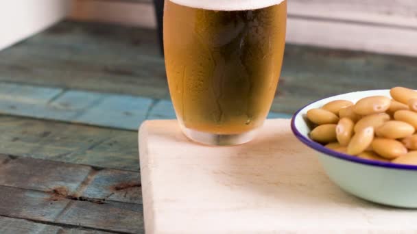 Lekkere lupinen en een glas bier — Stockvideo