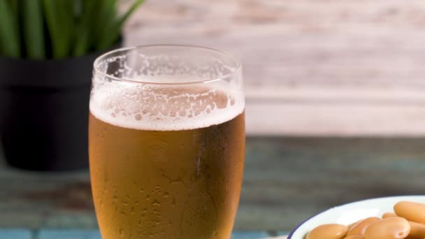 Leckere Lupinen und ein Glas Bier — Stockvideo
