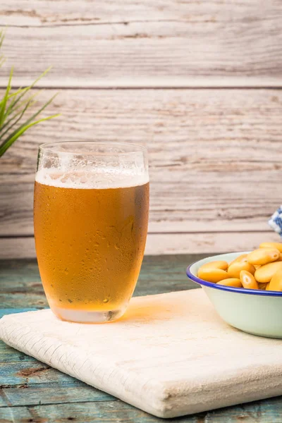 Lupins saborosos e copo de cerveja — Fotografia de Stock
