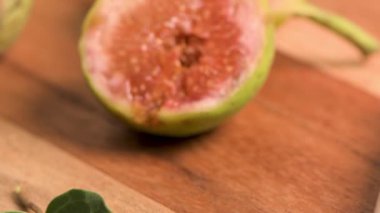 Mutfak coutertop üzerinde lezzetli incir