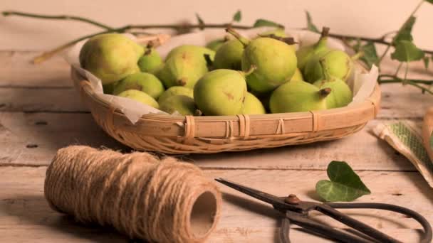 Delicious figs on kitchen coutertop — Stock Video