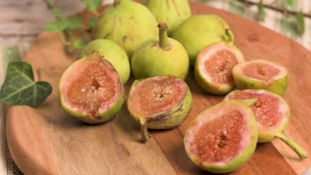 Delicious figs on kitchen coutertop — Stock Video