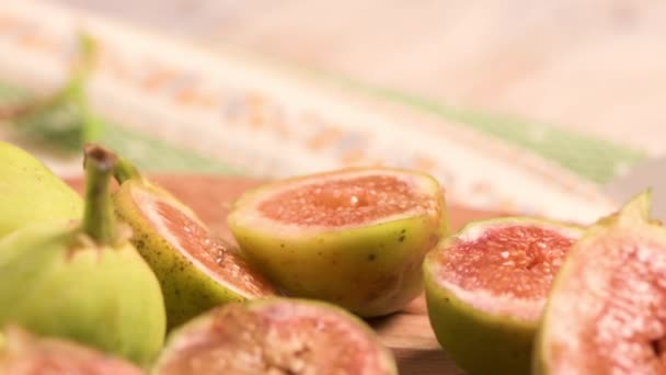 Deliciosos figos no sofá da cozinha — Vídeo de Stock