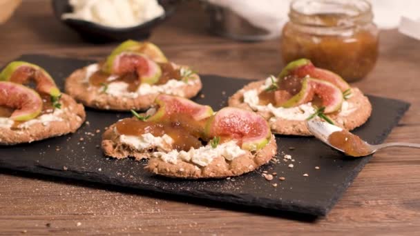 Aperitivo crujiente multigrano — Vídeos de Stock