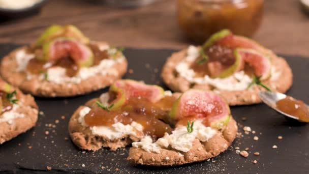 Aperitivo crujiente multigrano — Vídeos de Stock