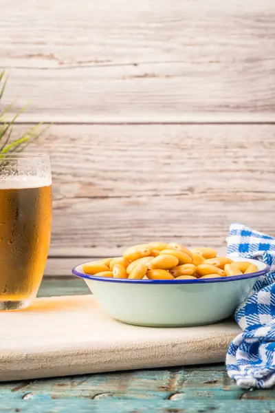 Lezzetli lupinler ve bir bardak bira. — Stok fotoğraf
