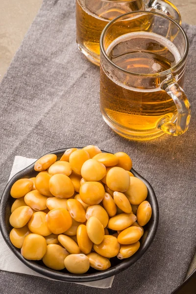 Lupins savoureux et verre de bière — Photo