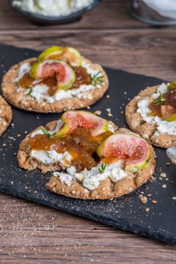 Tahıllı crispread meze