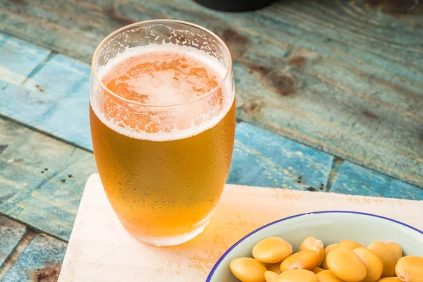 Lupins saborosos e copo de cerveja — Fotografia de Stock