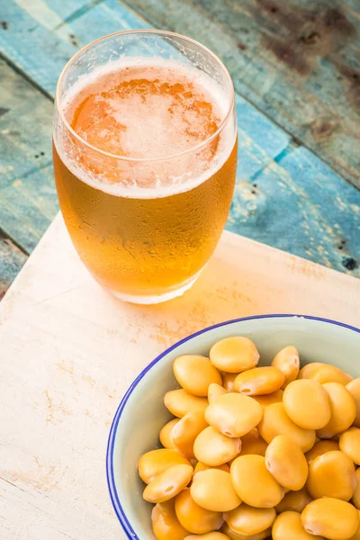 Lezzetli lupinler ve bir bardak bira.