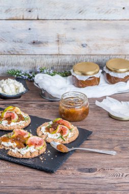 Tahıllı crispread meze