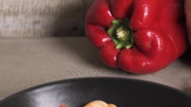 Ton balığı ve fesleğen ile İtalyan makarna