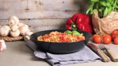 Ton balığı ve fesleğen ile İtalyan makarna