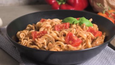 Ton balığı ve fesleğen ile İtalyan makarna