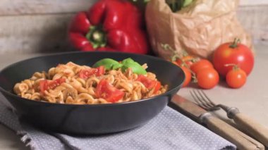 Ton balığı ve fesleğen ile İtalyan makarna