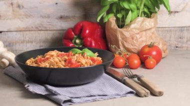 Ton balığı ve fesleğen ile İtalyan makarna